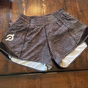Lululemon hottie hot shorts size six tall